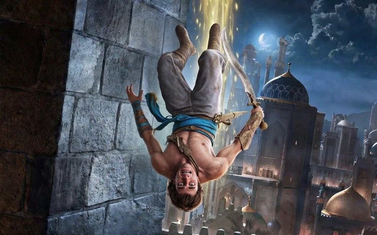 Príncipe persa de túnica azul caindo de cabeça para baixo em pânico, segurando uma cimitarra dourada, fundo noturno com mesquitas, domos e lua cheia, faíscas douradas ao redor, expressão de desespero no rosto