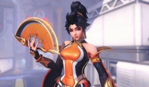 Retrato detalhado da nova heroína de Overwatch, Anran, segurando um leque metálico dourado e laranja. Ela possui cabelos escuros presos e veste um traje futurista nas cores preto e laranja.